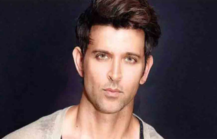 ভারতীয় বক্স অফিসে তেমন সাফল্য না পেলেও ২০০৪ সালে বিদেশের মাটিতে তুমুল মুনাফা লুটেছিল ‘স্বদেশ’। শাহরুখের ক্যারিয়ারেও অন্য হাওয়া বইয়ে দিয়েছিল তা। তবে তা থেকে বঞ্চিত হয়েছিলেন হৃতিক। ‘স্বদেশ’ ফিরিয়ে দেওয়ার পিছনে তার যুক্তি ছিল, চিত্রনাট্য পড়ার পর আশুতোষের দৃষ্টিকোণ বুঝতে পারিনি। সুতরাং মনে হয় না যে ‘স্বদেশ’ করার জন্য আমিই উপযুক্ত ব্যক্তি ছিলাম। যদিও ‘স্বদেশ’ যে তাঁর খুবই পছন্দের ছবি, তা জানিয়েছিলেন হৃতিক। ছবি: সংগৃহীত