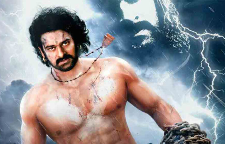 দক্ষিণী ছবির সীমানা ছাড়িয়ে গোটা ভারতে নাম ছড়িয়ে পড়েছিল প্রভাসের। এর কারণ এস এস রাজামৌলীর ‘বাহুবলী: দ্য বিগিনিং’ ছবিটি। ২০১৫ সালে বক্স অফিসে ৬৫০ কোটির ব্যবসা করেছিল এ ছবি। তবে এটিও ফিরিয়ে দিয়েছিলেন হৃতিক। ছবি: সংগৃহীত