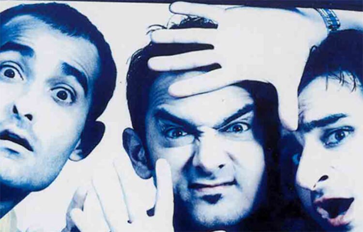 অনেকে বলেন, বলিউডে এক ঝলক তাজা হাওয়া বইয়ে দিয়েছিল ‘দিল চাহতা হ্যায়’। পরিচালক হিসাবে তার প্রথম ছবিতে সমীর অথবা সিড, দুই চরিত্রের যে কোনো একটিকে বেছে নিতে হৃতিককে বলেছিলেন ফারহান আখতার। তবে রাজি হননি হৃতিক। পরে ওই চরিত্রে দেখা গিয়েছিল যথাক্রমে সাইফ আলি খান এবং অক্ষয় খান্নাকে। ছবি: সংগৃহীত