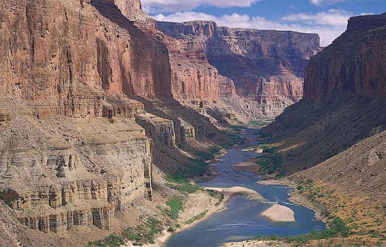 কলোরাডো নদী: যুক্তরাষ্ট্রে সাম্প্রতিক সময়ে তীব্র দাবদাহ দেখা যাচ্ছে। দেখা দিয়েছে খরার মতো পরিবেশ। আর সেই খরা-পরিস্থিতিতে কলোরাডো নদী আশঙ্কাজনকভাবে শুকিয়ে যাচ্ছে। যুক্তরাষ্ট্রের সাতটি অঙ্গরাজ্য ও মেক্সিকোর প্রায় চার কোটি মানুষ পানীয়, কৃষি ও বিদ্যুতের জন্য এ নদীর পানির উপর নির্ভরশীল। সম্প্রতি নদী অববাহিকাকে রক্ষা করতে সরকার বাধ্যতামূলকভাবে পানির ব্যবহার কমানোর কথা বলেছে। ছবি: সংগৃহীত