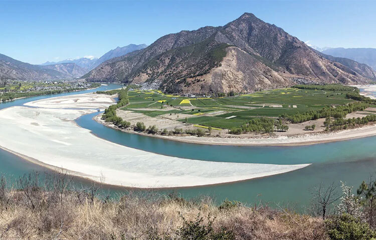 ইয়াংসি নদী: এশিয়ার অন্যতম নদী চীনের ইয়াংসি নদী। এটি খুব দ্রæত শুকিয়ে যাচ্ছে। ইয়াংসির উপনদীগুলো ইতিমধ্যেই শুকিয়ে গিয়েছে। সম্প্রতি চীন দেশব্যাপী খরা-সতর্কতা ঘোষণা করেছে। সেখানে এখন যে তাপপ্রবাহ চলছে তা ছয় দশকের মধ্যে সবচেয়ে বেশি। সেটাও এই নদী শুকিয়ে যাওয়ার একটা বড় কারণ। ইয়াংসি নদী শুকিয়ে যাওয়ায় এর আশপাশের অঞ্চলে ব্যাপক প্রভাব পড়েছে। ছবি: সংগৃহীত