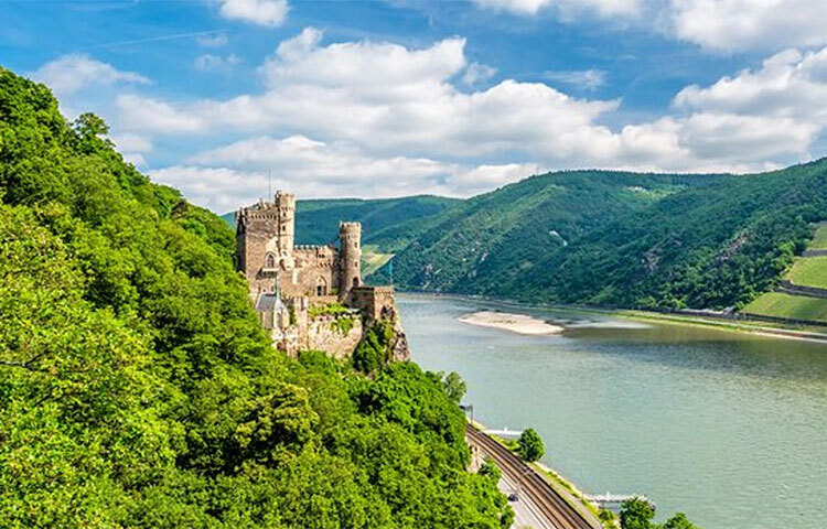 রাইন নদী: রাইন জার্মানি ও নেদারল্যান্ডসের মধ্য দিয়ে প্রবাহিত হয়ে উত্তর সাগরে পড়েছে। জার্মানির এই নদী ইউরোপীয় অঞ্চলে পণ্য পরিবহণের এক গুরুত্বপূর্ণ চ্যানেল। কিন্তু বর্তমানে এ পথে জাহাজ চালানো দুঃস্বপ্নে পরিণত হয়েছে। রাইন নদীর তলদেশ দেখা যাচ্ছে। ফলে পণ্য পরিবহণের প্রক্রিয়া অতি ধীর এখন। জার্মানির পশ্চিমে ফ্রাঙ্কফুর্টের কাউব। এখানে রাইনের পানির স্তর ৩২ সেন্টিমিটার নেমেছে। শিপিং কোম্পানিগুলো সাধারণত রাইন নদীর কোনো জায়গায় ৪০ সেন্টিমিটারের কম পানিকেই চিন্তার কারণ বলে মনে করে। ছবি: সংগৃহীত