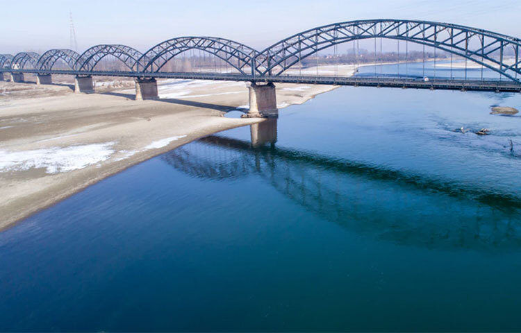 পো নদী: পো নদীটির উৎপত্তিস্থল ইতালি। যা অ্যাড্রিয়াটিক সাগরে গিয়ে পড়েছে। লক্ষাধিক মানুষ জীবিকার জন্য পো নদীর উপর নির্ভরশীল। এই নদীর উপর কৃষিকাজ অনেকটাই নির্ভর করে। ইতালির বসন্ত ও গ্রীষ্মও শুষ্ক ছিল। এ নদীর সংশ্লিষ্ট অঞ্চল গত সাত দশকের মধ্যে সবচেয়ে বিপজ্জনক খরায় আক্রান্ত হয়েছে। আর তার জেরে পো নদী এতটাই শুকিয়ে গিয়েছে যে, দ্বিতীয় বিশ্বযুদ্ধের সময়ের একটি বোমা সম্প্রতি পো নদীর তলদেশ থেকে পাওয়া গিয়েছে। ছবি: সংগৃহীত