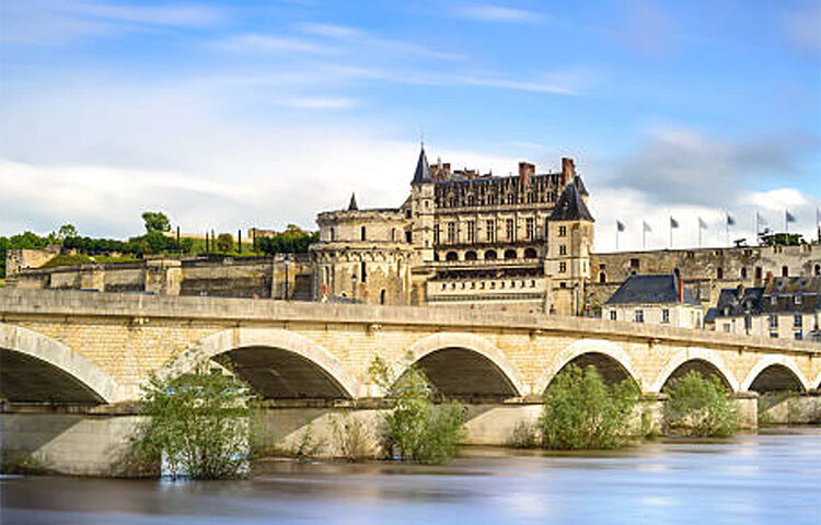 লয়ার নদী: নদীটি প্রায় ৬০০ মাইল জুড়ে বি¯ৃÍত। নদীটি তার সমগ্র উপত্যকায় জীববৈচিত্র ও বাস্তুতন্ত্রকে টিকিয়ে রেখেছে। নদীর কিছু অংশ ইতিমধ্যেই অগভীর। তবে আবহাওয়ার পরিবর্তনের জেরে এবং এর উৎসের বরফ গলে যাওয়ায় এর পানিস্তরে ও প্রবাহে দ্রুত পরিবর্তন ঘটছে। কিছু অংশ বৃষ্টির অভাবে গরমে এতই শুকিয়ে গিয়েছে যে, মানুষ হেঁটে নদী পার হতে পারে। ছবি: সংগৃহীত