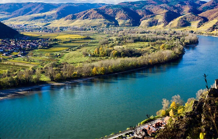 দানিয়ুব: দানিয়ুব পশ্চিম ইউরোপের দীর্ঘতম নদী। একটি অতি গুরুত্বপূর্ণ শিপিং চ্যানেল। যা ১০টি দেশের উপর দিয়ে প্রবাহিত হয়। রোমানিয়া, সার্বিয়া ও বুলগেরিয়ায় শ্রমিকেরা নদীটি ড্রেজিং করছেন, যাতে পণ্যবাহী জাহাজ এখনও এতে স্বাভাবিকভাবে চলাচল করতে পারে। ইউরোপের অন্যান্য নদীর তুলনায় এ নদীর অবস্থা খানিকটা ভালো। নদীর পানি কমে যাওয়ায় পর্যটকবাহী কিছু জাহাজ হাঙ্গেরিতে পৌঁছতে পারছে না। ছবি: সংগৃহীত