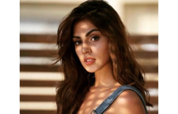 রিয়াকে প্রশ্ন করা হবে,- আপনার সঙ্গে সুশান্তের কী হয়েছিল যে আপনি তাকে ছেড়ে চলে যান? আপনি, আপনার ভাই, সুশান্ত মিলে যে কোম্পানি তৈরি করেন, তাতে সুশান্তের পরিবারের কাউকে নিলেন না কেন? আপনি মুম্বাই পুলিশকে সুশান্তের মেডিক্যাল রিপোর্ট জমা দিয়েছেন কি? না দিলে কেন দেননি? সুশান্তের পরিবারের সদস্যদের আপনি চিনতেন কি? প্রথমে কার সঙ্গে দেখা হয়, কীভাবে দেখা হয়, কোথায় দেখা হয়। কাদের কাদের চিনতেন? আপনি ফিল্মে কতদিন ধরে আছেন? কটা সিনেমা করেছেন? নায়িকা হিসাবে কটা ছবি করেছেন?