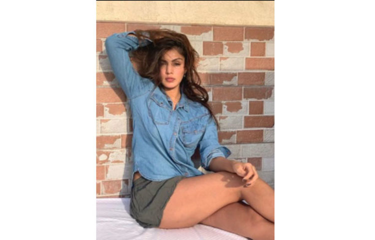 এটা কি সত্যি যে আপনার জন্যই সুশান্ত লোনাভলায় একটা ফার্ম হাউস নিয়েছিলেন। যদি তা না হয় তাহলে ২০১৯ সালের আগে ফার্ম হাউস নিলেন না কেন? ইউরোপ ট্যুরে যাওয়ার আগে আপনি সুশান্তের পরিবারের কাউকে আপনাদের সঙ্গে আসার জন্য প্রস্তাব দিয়েছিলেন? এটা কি সত্যি যে সুশান্ত ডিসেম্বরের পর আর কোনও পার্টি করেন নি? আপনার সব খরচ কি সুশান্ত চালাতেন? আপনার নামে ২ ফ্ল্যাট আছে। এটা বলা কি ঠিক হলে যে সুশান্তের টাকায় আপনি ফ্ল্যাট দুটো কিনেছিলেন? যদি তা না হয় তাহলে এত টাকার সম্পত্তি আপনি পেলেন কোথা থেকে?