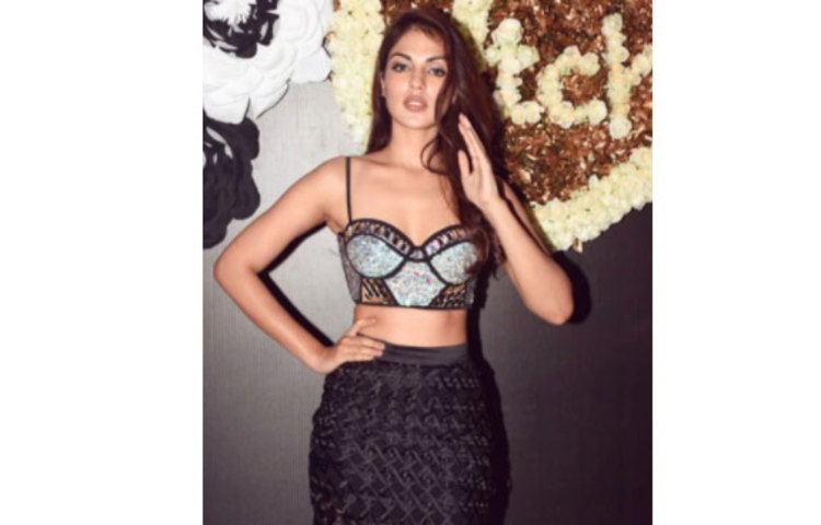 এটা কি সত্যি যে সুশান্তের যাবতীয় স্টাফ আপনি বাছতেন? ঘর, রাঁধুনী, ড্রাইভার, ম্যানেজার ইত্যাদি? আপনার কথা মতো সুশান্ত নিজের জীবনে খুশিই ছিলেন। তাহলে ঝগড়া কী নিয়ে হল যে আপনি বাড়ি থেকে বেরিয়ে চলে গেলেন? আপনার পরিবারের জন্য খরচ করতে সুশান্তকে কি আপনি বাধা দিয়েছিলেন? ৮ জুন সুশান্তের বাড়ি থেকে বেরিয়ে যাওয়ার পর ৮ থেকে ১৪ জুন পর্যন্ত ওই বাড়ির কারও সঙ্গে কি আপনার যোগাযোগ ছিল? একথা কি সত্যি যে ওই বাড়ির সব কর্মীরা আপনাকে রিপোর্ট করতেন?