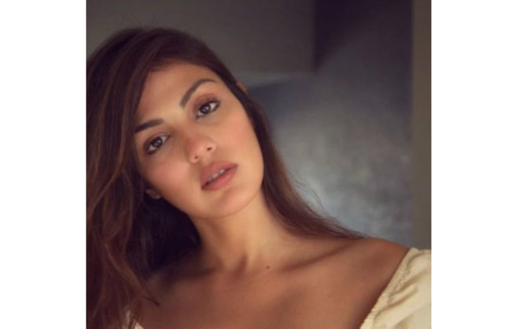 আপনি কি কোনো ষড়যন্ত্র করে সুশান্তকে পরিবার থেকে দূরে রাখেন, যাতে তার টাকা আপনি ব্যবহার করতে পারেন? সুশান্তের মৃত্যুর পর আপনি একবারও বিহার গেলেন না কেন? এমন কি হতে পারে যে আপনার উপস্থিতিতেই সুশান্ত এতবার মোবাইল নম্বর বদলাতেন? আপনি কি প্রযোজক-পরিচালকদরে শর্ত দিতেন যে সুশান্তকে নিতে হলে আপনাকে নায়িকা নিতে হবে? সুশান্তের গুডউইল ব্যবাহার করে কি আপনি ইন্ডাস্ট্রিতে নিজের ভিত্তি শক্ত করতে চাইছিলেন?