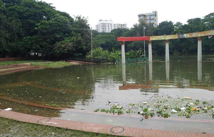 রবীন্দ্র সরোবরের বসার স্থানে পানিতে ভেসে এসেছে ময়লা আর্বজনা। ছবি: মাহবুব আলম