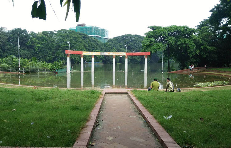 আজ সকালে অল্প কয়েকজন ভ্রমণকারী ঘুরতে এসেছেন। ছবি: মাহবুব আলম