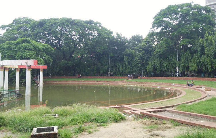 পানিতে টইটম্বুর রবীন্দ্র সরোবর। ছবি: মাহবুব আলম