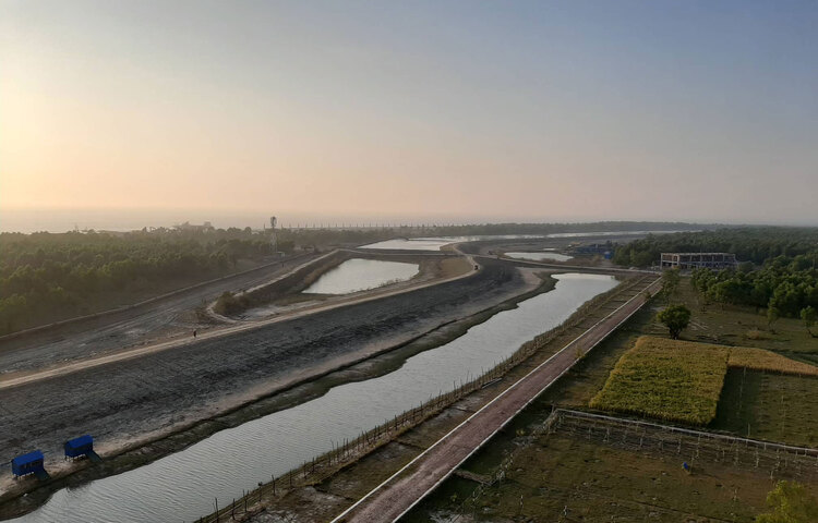 যোগাযোগের জন্য নির্মিত রাস্তা। ভাসানচরের চারপাশে জলাশয়ের ব্যবস্থা। ছবি: সিরাজুজ্জামান