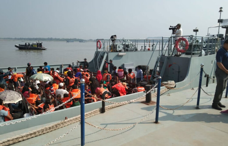 নৌবাহিনী ও কোস্টগার্ডের তিনটি ঘাট দিয়ে রোহিঙ্গাদের ভাসানচরে নিয়ে যাওয়া হচ্ছে। ছবি: সিরাজুজ্জামান