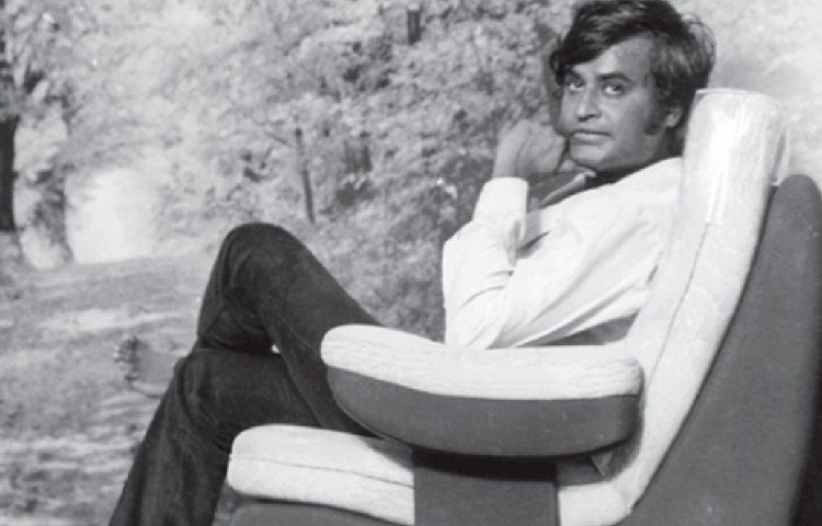 সপরিবারে ব্যাঙ্গালুরু শহর ছেড়ে কাছেই হনুমন্থনগর বস্তিতে ঘর বেঁধে থাকতে শুরু করেন তারা। খুব কম বয়সে মাকেও হারিয়েছিলেন রজনীকান্ত। মায়ের মৃত্যুর পর তাদের সংসার দেখার মতো কেউ ছিল না। পরিবারটা প্রায় ছন্নছাড়া হয়ে গিয়েছিল।