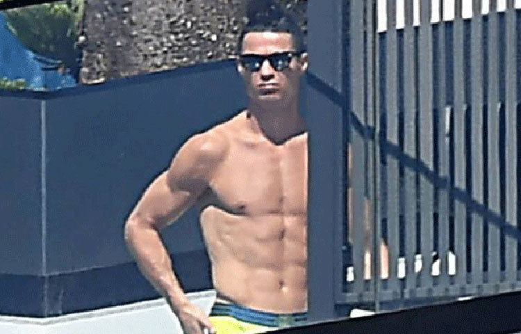 করোনা ভাইরাসের কারণে বিশ্বজুড়ে লকডাউন চলছে। বাইরে লকডাউন,পর্তুগালে তাই গৃহবন্দি ক্রিস্টিয়ানো রোনালদো।