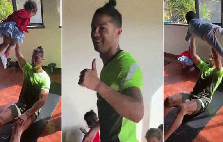 আবার ফিটনেস ট্রেনিংয়ে ছেলে-মেয়ের সঙ্গে খুনসুটিতে ব্যস্ত সিআর সেভেন। ছেলে-মেয়েকেই ওয়েট হিসেবে ব্যবহার করে পুশ-আপ দিতে থাকেন রোনালদো।