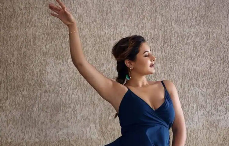 ঘন নীল রঙের হাই হিট পোশাকে উষ্ণতা ছড়াচ্ছেন রশ্মি দেশাই। ছবি: সংগৃহীত