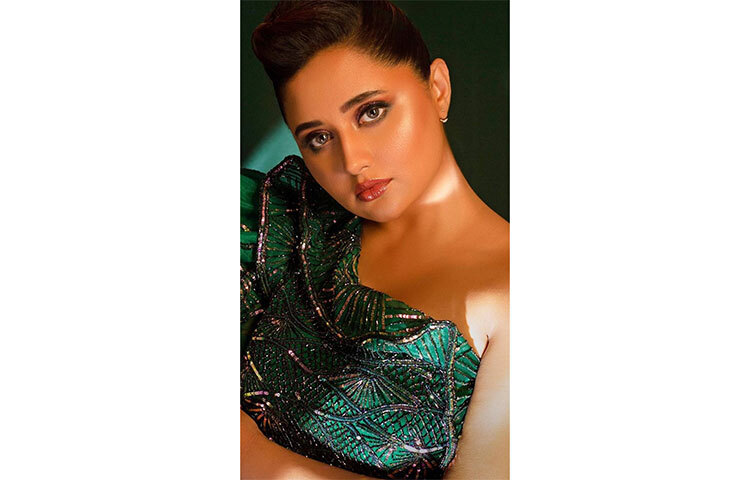 পোশাকের সঙ্গে উজ্জ্বল ঠোঁটের মেকআপ রশ্মির আবেদন বাড়িয়েছে কয়েক গুণ। ছবি: সংগৃহীত