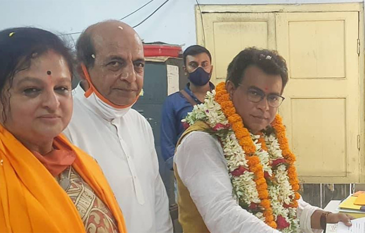 হলফনামায় রুদ্রনীল জানিয়েছেন তার অস্থাবর সম্পত্তির মূল্য প্রায় ৪০ লাখ ৮৯ হাজার ২০৪ রুপি ৭৪ পয়সা। স্থাবর সম্পত্তি আছে ১ কোটি ২৮ লাখ ৭১ হাজার ৯৪০ রুপির। ছবি: সংগৃহীত