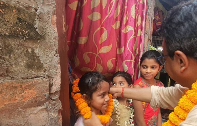 ভবানীপুর থেকে প্রতিদ্বন্দ্বিতা করছেন তিনি। নির্বাচন কমিশনকে হলফনামা দিয়ে জানিয়েছেন সম্পত্তির বিবরণ। ২০১৯-২০ আর্থিক বর্ষে তিনি উপার্জন করেছেন ৪১ লাখ ৬৮ হাজার ৮৯০ রুপি। এই মুহূর্তে তার হাতে আছে ৩৫ হাজার রুপি। ছবি: সংগৃহীত