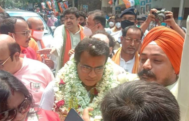 ফ্ল্যাটের বর্তমান বাজারদর প্রায় ১ কোটি ২১ লাখ ৪০ হাজার ৫৫০ রুপি। অ্যাক্সিস ব্যাংক থেকে রুদ্রনীল গৃহঋণ নিয়েছেন ৬৯ লাখ ৯০ হাজার ২৮৪ রুপি। ছবি: সংগৃহীত