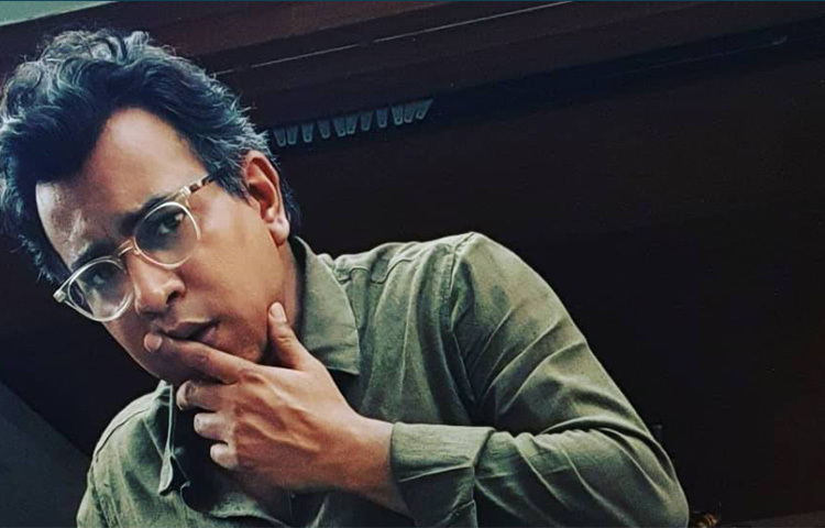 হলফনামায় রুদ্রনীল নিজের পরিচয় দিয়েছেন অভিনেতা হিসেবে। ১৯৯৪ সালে কলকাতা বিশ্ববিদ্যালয়ের অধীনস্থ নরসিংহ দত্ত কলেজ থেকে বিজ্ঞান শাখায় স্নাতক হন রুদ্রনীল। ছবি: সংগৃহীত