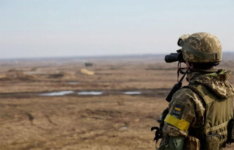 ইউক্রেন-রাশিয়া নিয়ে বিতর্কের মাঝে রাশিয়া হামলা চালাবে না বলে প্রতিশ্রুতি দেওয়ার পরও ইউক্রেনের উপর আছড়ে পড়ছে রাশিয়ার সামরিক সজ্জার ঝড়। ছবি: সংগৃহীত