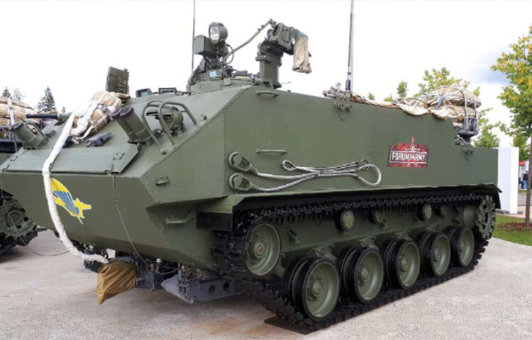 সাঁজোয়া গাড়িতে বসানো কোয়াল্টসিয়া হাউইত্জার আর একটি আধুনিক কামান। যার মাধ্যমে সহজেই ইউক্রেনের সামরিক শক্তির উপর আছড়ে পড়তে পারে রাশিয়া। ১৫৫ মিলিমিটারের এই কামান প্রতি মিনিটে ১৬টি গোলা ছুড়তে পারে। এবং কামানে স্বয়ংক্রিয়ভাবে গোলা ভরারও ব্যাবস্থা রয়েছে এই কামানে। ছবি: সংগৃহীত