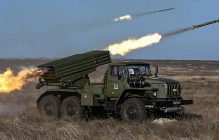 ইউক্রেন-রাশিয়া সংঘাতে অন্যতম মারাত্মক অস্ত্র হয়ে উঠতে পারে রাশিয়ার উরাগান রকেট লঞ্চার। উরাগান রকেট লঞ্চার একসঙ্গে একাধিক রকেট নিক্ষেপ করতে পারে। ছবি: সংগৃহীত