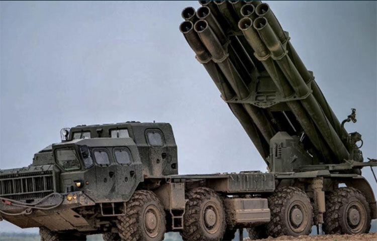 ইস্কান্দর ভূমি থেকে ভূমি ক্ষেপণাস্ত্রও ইউক্রেনের জন্য অপ্রতিরোধ্য হয়ে উঠেতে পারে। স্বল্পপাল্লার এই ক্ষেপণাস্ত্রগুলো একটি ট্রাকের উপরে চাপানো থাকে। প্রতিটি ট্রাকে দুটি করে ইসকান্দর ক্ষেপণাস্ত্র থাকতে পারে। ১৬ মিনিট পর পর এই ক্ষেপণাস্ত্রগুলো নিক্ষেপ করা যেতে পারে। ছবি: সংগৃহীত