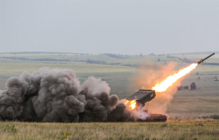 রাশিয়ার কাছে মোট ১৩৬টি ইস্কান্দর ক্ষেপণাস্ত্র রয়েছে, যা ইউক্রেনকে সন্ত্রস্ত করার পক্ষে যথেষ্ট বলেও মনে করছেন সামরিক বিশেষজ্ঞরা। বড় বড় সেনা ছাউনি পর্যন্ত গুঁড়িয়ে দিতে পটু এই ক্ষেপণাস্ত্র। ছবি: সংগৃহীত