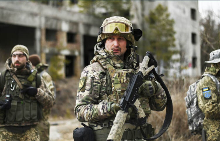 নিজেদের এবং বিভিন্ন বন্ধু রাষ্ট্র থেকে পাওয়া সামরিক অস্ত্র নিয়ে পাল্টা প্রতিরোধের চেষ্টা চালাচ্ছে ইউক্রেনও। ছবি: সংগৃহীত