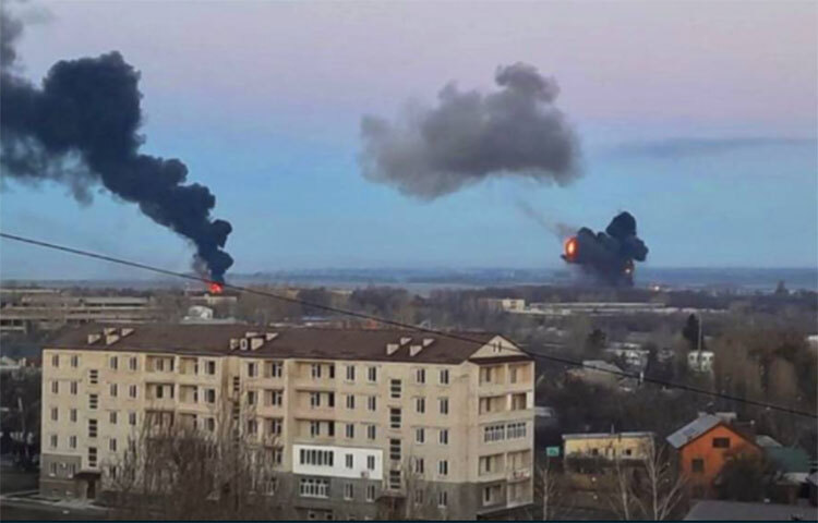 যুদ্ধবিমান থেকে শুরু করে মর্টার— বারুদের গন্ধ ছড়িয়ে পড়েছে ইউক্রেনের আকাশে। আকাশপথে তো বটেই, স্থলপথেও সামরিক দিক দিয়ে শক্তিশালী দেশ রাশিয়া। ছবি: সংগৃহীত