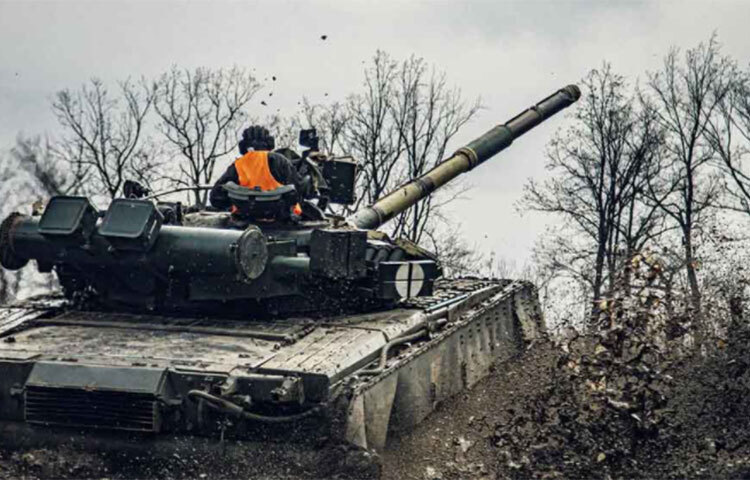 বহু বছর ধরে বারবার বিভিন্ন ট্যাঙ্কের আধুনিকীকরণের বর্তমান রূপ হলো টি-৯০। বর্তমানে প্রায় ৭৫০ থেকে ১০০০ ‘টি-৯০’ যুদ্ধ ট্যাঙ্ক রয়েছে। এই যুদ্ধ ট্যাঙ্কের সবচেয়ে চমকপ্রদ বৈশিষ্ট্য হলো কনট্যাক্ট-৫ বিস্ফোরক বর্মের উপস্থিতি। এই বর্ম শত্রুর অস্ত্রের হাত থেকে ট্যাঙ্কগুলোকে রক্ষা করে। ছবি: সংগৃহীত