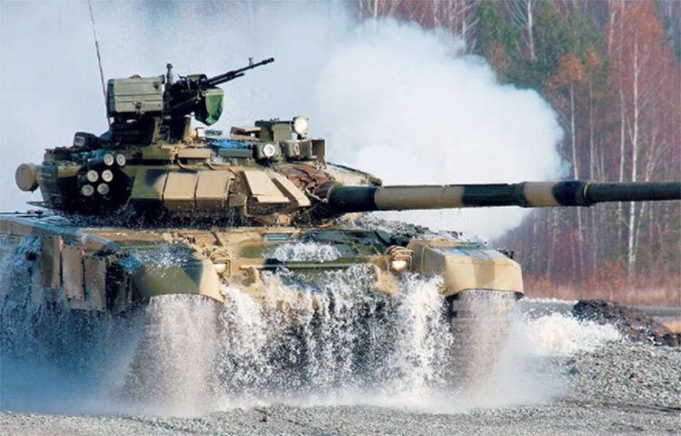 এই ট্যাঙ্কের মধ্যে থাকা ইনফ্রারেড সংকেতগুলো বিপদকে আগে থেকেই মেপে নিতে পারে। বিপদের সংকেত পাওয়ার পরই এই ট্যাঙ্ক নিজেদের ধোঁয়ার চাদরে ঢেকে ফেলে, যাতে শত্রু অস্ত্র তাদের পদক্ষেপ সম্পর্কে ওয়াকিবহাল না থাকতে পারে। এ ছাড়াও আধুনিক সমস্ত অস্ত্রের দ্বারাই সজ্জিত থাকে এই টি-৯০ ট্যাঙ্কগুলো। ছবি: সংগৃহীত