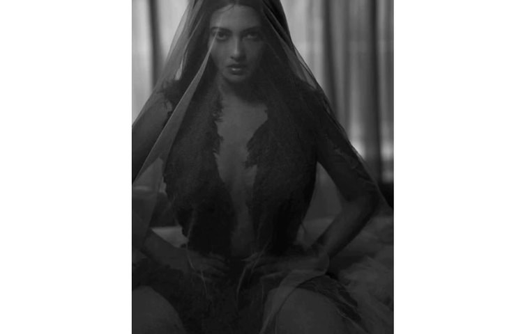 ক্যামেরার সামনে রিয়ার দুষ্টুমি।