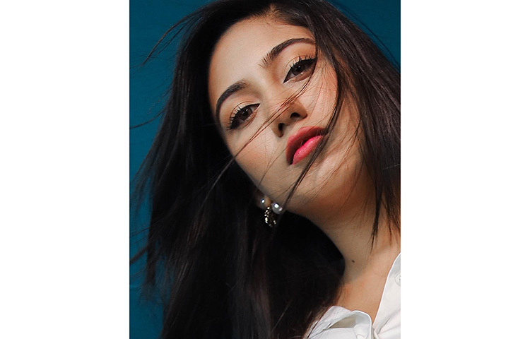 আকর্ষণীয় রূপে সাফা কবির। ছবি: ফেসবুক