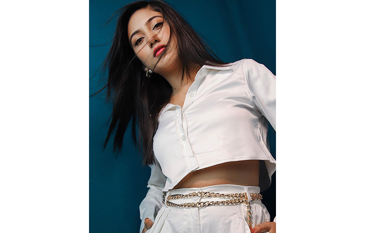 সাদা পোশাকে দর্শকদের সামনে সাফা কবির। ছবি: ফেসবুক