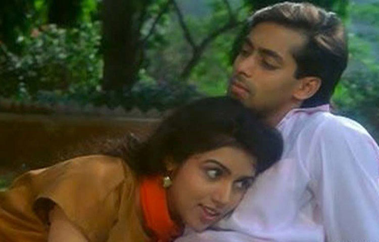 ১৯৯১ সালে মুক্তি পাওয়া ছবি ‘লভ’-এ নায়িকা ‘ম্যাগির’-র ভূমিকায় ছিলেন রেবতী মেনন। তিনি দক্ষিণী ছবির জনপ্রিয় নায়িকা ছিলেন। বলিউডে ক্যারিয়ার শুরুর সময়ে তিনি নায়ক হিসেবে বেছে নিয়েছিলেন সালমানকে।