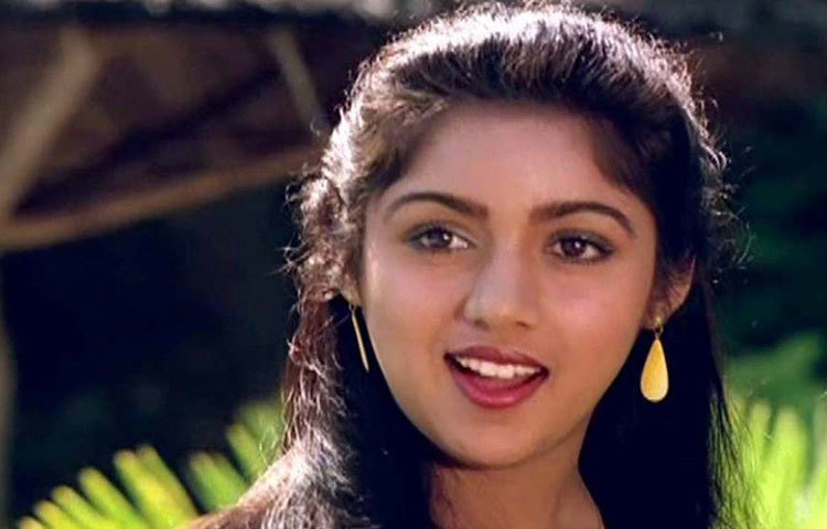 রেবতী ভেবেছিলেন সলমনের সঙ্গে বলিউড-যাত্রা শুরু হলে পরিচিতি পেতে সুবিধে হবে। কিন্তু তার সেই চিন্তা সম্পূর্ণ ভুল প্রমাণিত হয়েছিল।