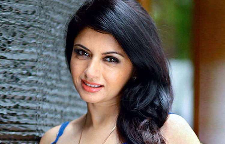 ১৯৯১ সালে মুক্তি পেয়েছিল ‘সনম বেওয়াফা’। ছবিতে সালমানের নায়িকা ছিলেন চাঁদনি। এরপর সালমান এবং চাঁদনির ক্যারিয়ার ঘুরে যায় সম্পূর্ণ বিপরীত দিকে। সালমান সুপারহিরো হওয়ার দিকে এগিয়ে যান। আর চাঁদনি হারিয়ে যান ধীরে ধীরে।