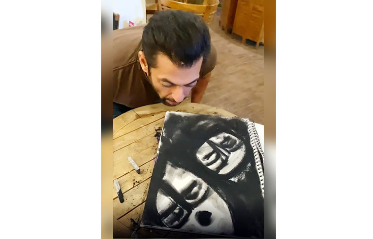 কোয়ারেন্টাইন জীবন কেমন কাটাচ্ছেন সালমান খান! তা নিয়ে ভক্তদের মধ্যে শুরু হয়েছে জোর জল্পনা।