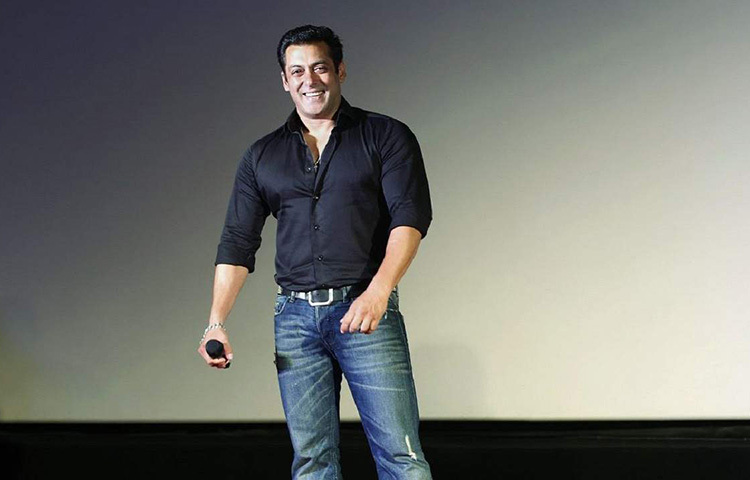 বলিউডের এভারগ্রিন আইকন সালমান খান। ৫৬ বছর বয়সেও আজকালকার তরুণ নায়কদের তিনি হার মানাতে পারেন। কেউ কেউ বলছেন, সালমান খান বুড়ো হন না, কিছুতেই যেন তার বয়স বাড়তে চায় না। ছবি: সংগৃহীত