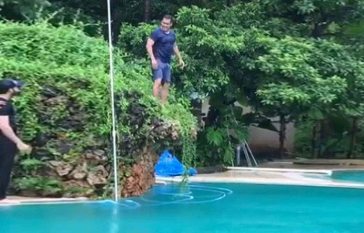 খাবারের জোগানের জন্য আপাতত তারা ভরসা রাখছেন ফার্মের ফলমূল ও আনাজপাতির উপরেই ভরসা রাখছেন এর বাসিন্দারা। ফলে আগামী কিছুদিন এটাই ঠিকানা খান পরিবারের।