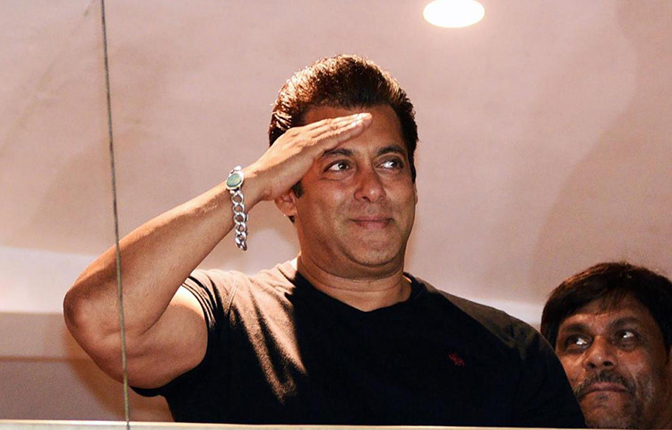 রাতে সালমান খান চিকেন ও সালাদ। প্রতিটা মিল-এর মধ্যেখানে রুচি বদলানোর জন্য সালমান বেছে নেন বিভিন্ন ধরনের বাদাম। ছবি: সংগৃহীত