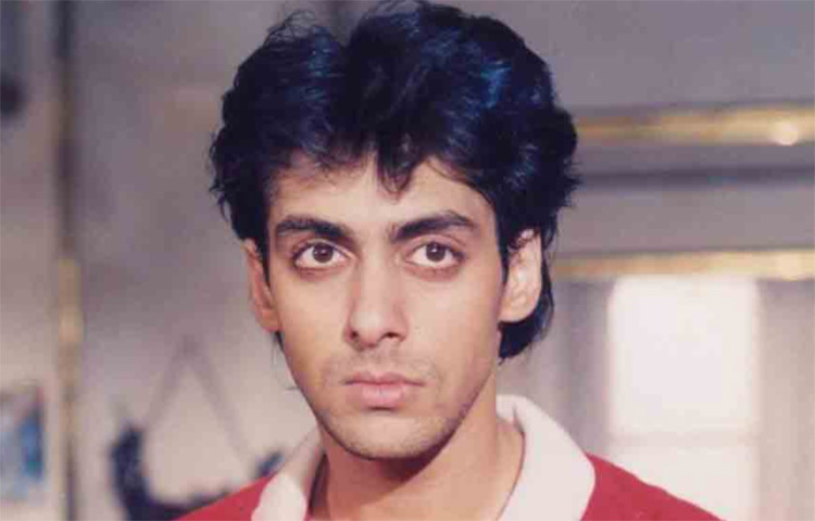 করাচির বাড়িতে ১২ বয়স পর্যন্ত বসবাস ছিল সোমির। তারপর ফ্লোরিডায় থাকতে শুরু করেন তারা। তবে সালমানের প্রেমে মজে সে বাড়ি ছাড়ার জন্য মায়ের কাছে কাকুতিমিনতি করতে থাকেন সোমি। শেষমেশ ভারতেও চলে আসেন তিনি। যাওয়ার আগে মাকে বলেছিলেন, সালমানকে বিয়ে করতে মুম্বাই যাচ্ছি! ছবি: সংগৃহীত