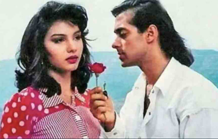 সালমানই নাকি সোমির প্রতি তার ভালোবাসার কথা প্রথমে মুখ ফুটে স্বীকার করেন। সোমি বলেন, আমাকে প্রথমে ‘আই লভ ইউ’ বলেছিল সালমানই। ব্যস্! তাতেই কাজ হয়েছিল। বিশেষ বোঝাতে হয়নি। ছবি: সংগৃহীত