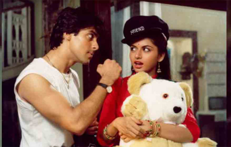 সুরজ বরজাতিয়ার ‘ম্যায়নে প্যায়ার কিয়া’-তে ভাগ্যশ্রীকে পাশে পেয়েছিলেন সালমান। ১৯৮৯ সালে সেই ফিল্মের পর নিজের ভাগ্যকে যেন হাতের মুঠোয় পুরে ফেলেছিলেন সালমান। ওই ফিল্ম মুক্তির আগেই অবশ্য ‘বিবি হো তো অ্যায়সি’-তে পার্শ্বচরিত্রে দেখা গিয়েছে সালমানকে। তবে নায়ক হিসেবে ‘ম্যায়নে প্যায়ার কিয়া’-ই সালমানের প্রথম ফিল্ম! ছবি: সংগৃহীত