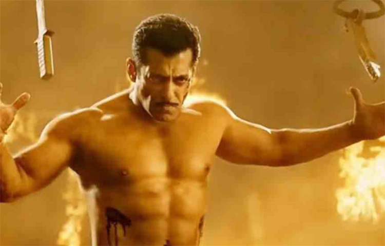 সুরজের ফিল্মের পর প্রায় তিন দশক কেটে গিয়েছে। এর মধ্যে বলিউডে তিনি নিজেই একটি ব্র্যান্ড- সালমান। তিরিশ বছরে নিজের ফিল্ম ছাড়াও একাধিক সম্পর্কে জড়িয়েছেন সেলিম খানের ছেলে। ছবি: সংগৃহীত